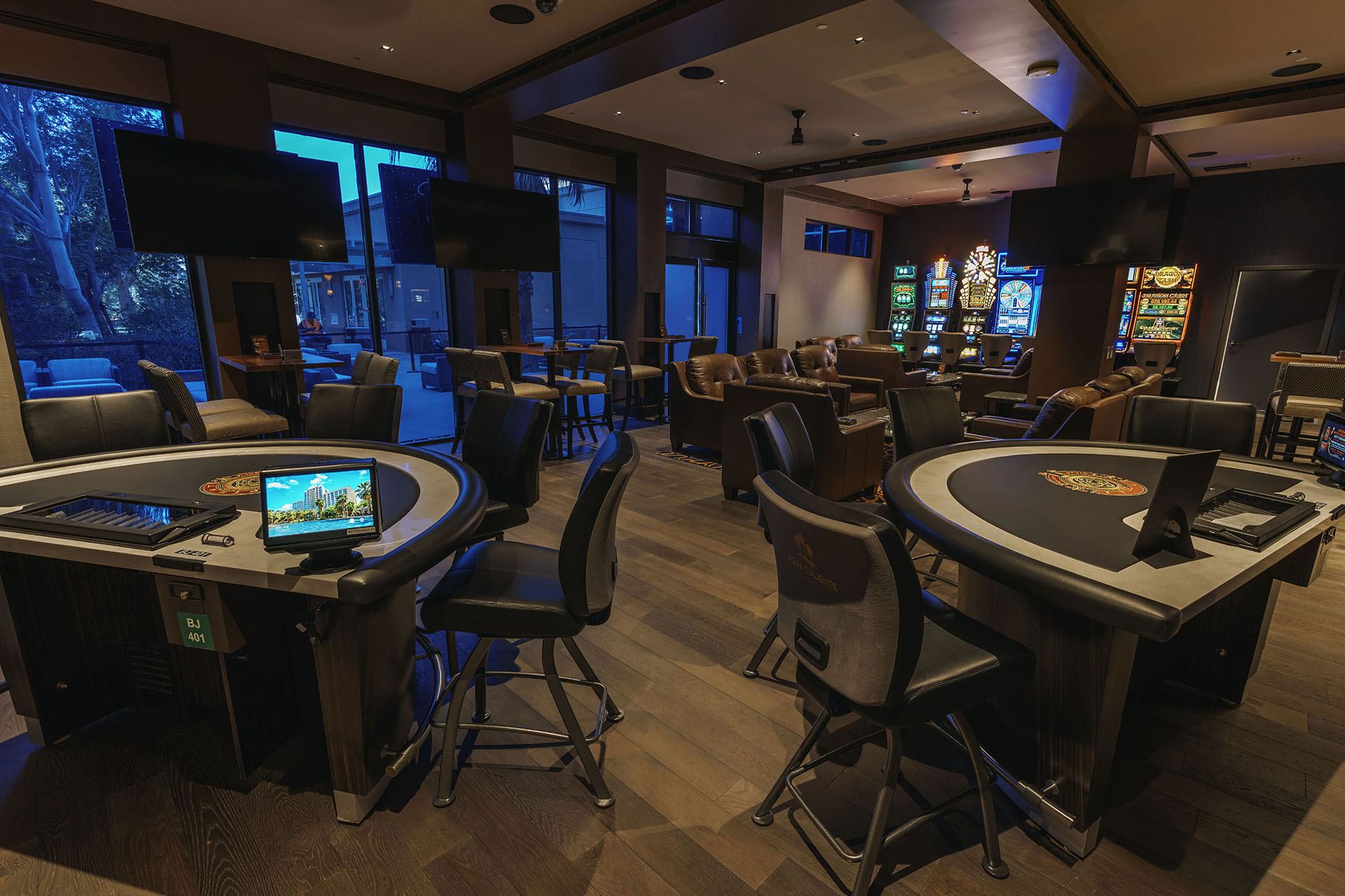 Pivat Cigar Lounge Table Games & Slots